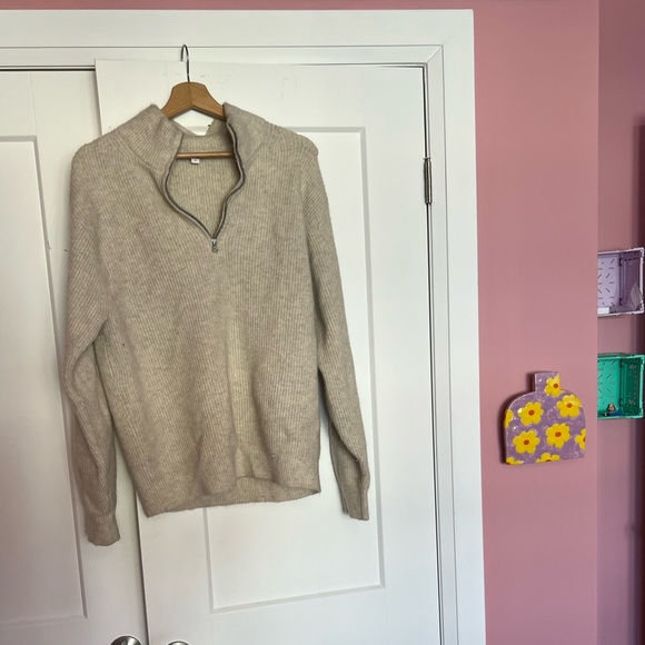 uniqlo cream / white pullover sweater - Picture 2 of 4